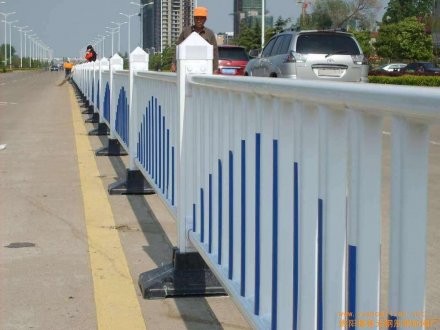 道路護(hù)欄怎么賣(mài)的？多少錢(qián)？